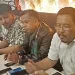 Anwar Sadad (paling kanan), Anggota Komisi C DPRD Jatim. Foto: DIDI ROSADI/BANGSAONLINE