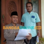 Kuasa hukum Muhammad Dangken saat menjelaskan lembaran surat keterangan pembelian tanah kepada keluarga Marsui. Foto : MUTAMMIM/BANGSAONLINE