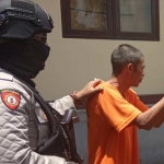 Pelaku digelandang usai ditangkap. foto: SOFFAN/ BANGSAONLINE