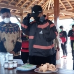 Wali Kota Maidi bersama Habib Hadi Zainal Abidin melihat hasil olahan porang yang diproduksi oleh para petani porang.