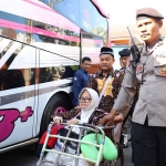 Petugas dari Polres Mojokerto Kota saat mengantar salah satu calon jamaah haji.