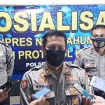 Kapolsek Ngadiluwih Polres Kediri, AKP Mukhlason, saat memberi keterangan kepada wartawan. (foto: MUJI HARJITA/ BANGSAONLINE)