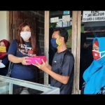 Koordinator RGR Irma Yulianti saat menyerahkan bantuan kepada Priyo Lestariana, didampingi oleh Kades Purwodadi H. Mashari (paling kiri), Relawan RGR Siswaningtri, Pengurus PDKK, dan Ketua PDKK Umi Salamah (paling kanan). foto: MUJI HARJITA/ BANGSAONLINE