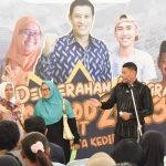 Wali Kota Kediri, Abdullah Abu Bakar, saat berdialog dengan beberapa penerima Bantuan Modal Usaha DBHCHT 2023. Foto: Ist