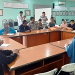 OPTIMIS: H Agung Sudiyono (berkopyah) menerima informasi hasil penghitungan berkas dukungan di KPU Sidoarjo, Rabu (26/2). foto: MUSTAIN/ BANGSAONLINE