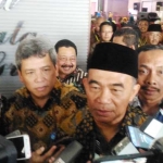 Prof. Dr. Muhajir Effendi, MAP, Mendiknas, saat diwawancarai awak media, usai membuka seminar pendidikan di VEDC Malang. Tampak hadir pula H. Pujianto, SE, M.Hum, Ketua DPD PAN Kota Malang, Minggu (22/4). Foto: IWAN I/BANGSAONLINE