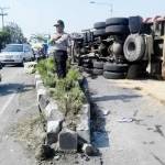 Dump Truk muat 30 ton pasir silika terguling di jembatan jalan raya Desa Wonokerto, Kecamatan Prambon, Kamis (27/10). foto: mustain/ BANGSAONLINE