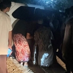 Korban saat dievakuasi ke Puskesmas Kowel menggunakan ambulans untuk mendapatkan pertolongan.