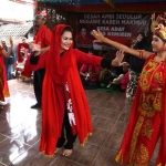 Puti saat asyik menari Gandrung dengan salah satu penari, Sabtu (27/1). Foto: IST