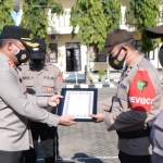 Kapolres Situbondo AKBP Ach. Imam Rifai saat memberikan penghargaan kepada tenaga vaksinator Covid-19.