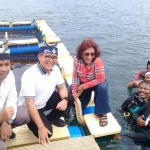 Menteri Susi foto bersama Bupati Anas dan owner Rumah Apung di keramba konservasi hiu rumah apung.