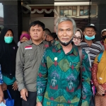 Suryo Alam Cs, bersama warga Mlarak saat menghadiri persidangan di Kanwil Kemenkumham Yogyakarta.