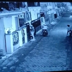 Tangkapan layar rekaman CCTV aksi pencurian dua sepeda motor di Desa Pabean, Sedati, Sidoarjo.