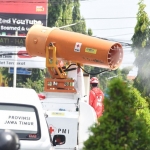 Mobil gunner saat melakukan pengkabutan disinfektan di Kota Kediri. (foto: ist.)
