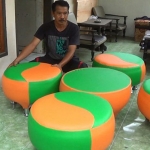 Sarwono menunjukkan sofa yang dibuatnya dari ban bekas.