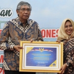 Wali Kota Mojokerto Ika Puspitasari saat menerima penghargaan dari Wakil Menteri Keuangan RI Prof. Dr. Mardiasmo, M.B.A, di Gedung Negara Grahadi, Surabaya, Rabu Malam (2/10).