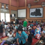 Ribuan pengungsi yang masih bertahan di gedung karya Dharma. foto: ist