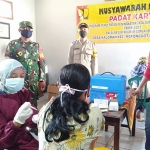 Polres Nganjuk bekerja sama dengan Satgas Penanganan Covid-19 Nganjuk menggelar program percepatan vaksinasi Covid-19, Selasa (15/6/2021). (foto: BAMBANG/ BANGSAONLINE)