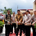 Pemotongan pita oleh Wakil Bupati Mojokerto, Pungkasiadi dalam peresmian Wisata Taman Ghanjaran Desa Ketapanrame, Kecamatan Trawas. foto: ist