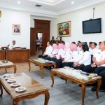 Gubernur Khofifah saat memimpin rapat setelah melaksanakan Umroh.