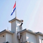 Momen perobekan bendera Belanda (merah-putih-biru) di Hotel Yamato (sekarang Hotel Majapahit).