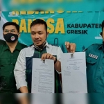 Sekretaris dan Ketua LPP DPC PKB Gresik Imrom Rosyadi dan Moh. Abdul Qodir ketika menunjukkan rekom dari DPP untuk paslon Qosim-Alif (QA), beberapa waktu lalu. foto: SYUHUD/ BANGSAONLINE