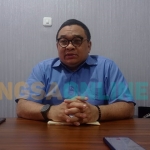 Direktur PDAM Sampang, Deni Darmawan, saat ditemui di ruang kerjanya. Foto: MUTAMMIM/BANGSAONLINE