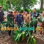Kades Duwet, Gogik Hananta dan jajaran bersama Gus Jalal , Sekcam Wates serta pegiat lingkungan usai menanam pohon di area sumber Manten. Foto: Muji Harjita/BANGSAONLINE