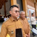 Aditya Halindra Faridzky, Bupati Tuban saat memberikan pernyataan kepada awak media