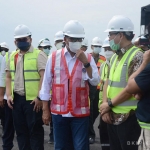 Menhub Budi Karya Sumadi (rompi merah) didampingi Bupati Kediri Hanindhito Himawan Pramana (dua dari kiri) saat meninjau progres pembangunan Bandara Internasional Dhoho Kediri. Foto: Ist.