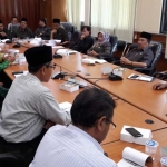 Suasana hearing antara Komisi D, Pergunu dan Kemenag Gresik. foto: SYUHUD/ BANGSAONLINE