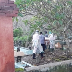 Proses pemakaman penjual es keliling memakai APD. foto: AAN AMRULLOH/ BANGSAONLINE