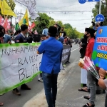 Massa aksi dan petugas yang mengamankan demo di depan DPRD Kota Blitar.