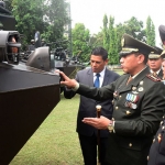 Wali Kota Kediri, Abdullah Abu Bakar, dan Komandan Brigif Mekanis 16/Wira Yudha, Letkol Infantri Sigid Hengky Purwanto, saat meninjau salah satu kendaraan tempur. Foto: Ist