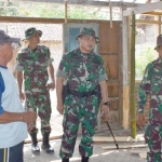 Didampingi Pasiter Kodim 0803/Madiun, Kapten Arh Untung Wiyono S.T., Dandim mengecek beberapa rumah warga yang tergolong dalam Rumah Tak Layak Huni (Rutilahu).