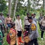 Warga Desa Klungkung, Sukorambi, Jember, bersama polisi saat melakukan pengecekan lokasi penyerangan monyet liar. Foto: Ist.