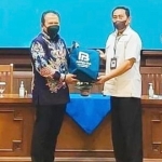 Bupati Jember Hendy Siswanto bersama Direktur Politeknik Pariwisat Bali Ida Bagus Putu Puja.