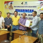 Ahmad Effendy Noor foto bersama pengurus DPD Golkar Gresik usai mengambil formulir pendaftaran. foto: SYUHUD/ BANGSAONLINE