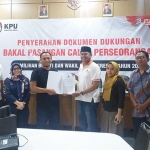 Ketua KPU Gresik Achmad Roni dan Ketua Bawaslu Imron Rosyadi saat mengumumkan Pilbup Gresik tanpa Bacalon Perseorangan. foto: ist.