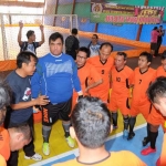 Pahlawan FC saat mendapat briefing dari pelatih Hadi serta manajer Bambang Wahyono.