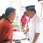 Gus Syaf tengah berbincang dengan pengurus koperasi Pasar Ploso. foto: BANGSAONLINE