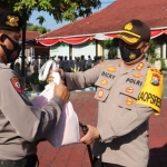 Penyerahan bantuan beras dari Kapolri secara simbolis oleh Kapolres Ngawi .