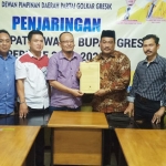 Pengusaha H. Sueb Abdullah diterima langsung oleh Ketua Golkar Gresik Ahmad Nurhamim saat mengambil pendaftaran bakal cabup. foto: SYUHUD/ BANGSAONLINE