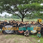 Puluhan relawan sebelum aksi penebaran benih ikan di Sungai Brantas, Kota Kediri. Foto: MUJI HARJITA/BANGSAONLINE