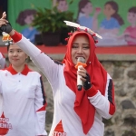 Tidak hanya mengkampanyekan minum TTD, Bupati Ikfina mengajak siswi SMAN Trawas senam pagi. 