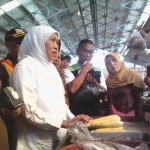 Khofifah saat memantau harga kebutuhan pokok di Pasar Gedangan.