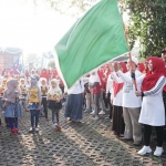 Wali Kota Mojokerto saat memberangkatkan rombongan marching band dalam CFD.