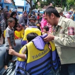 Siswa PAUD saat mendapatkan materi kebencanaan dari Tagana Dinsos Situbondo, di Taman Jembatan Peduli Anak Bangsa. foto: MURSIDI/ BANGSAONLINE