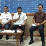 Kepala Badan Penanggulangan Bencana (BPB) Linmas Kota Surabaya Eddy Christijanto (tengah) bersama Kasatreskim Polrestabes Surabaya AKBP Sudamiran, saat jumpa pers di Kantor Humas Pemkot Surabaya, Rabu (13/2) siang. foto: YUDI ARIANTO/ BANGSAONLINE