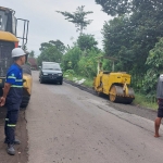 Perbaikan jalan rusak menuju pabrik gula di Kecamatan Binangun, Kabupaten Blitar melalui program CSR Pabrik Gula PT Rejoso Manis Indo (RMI).